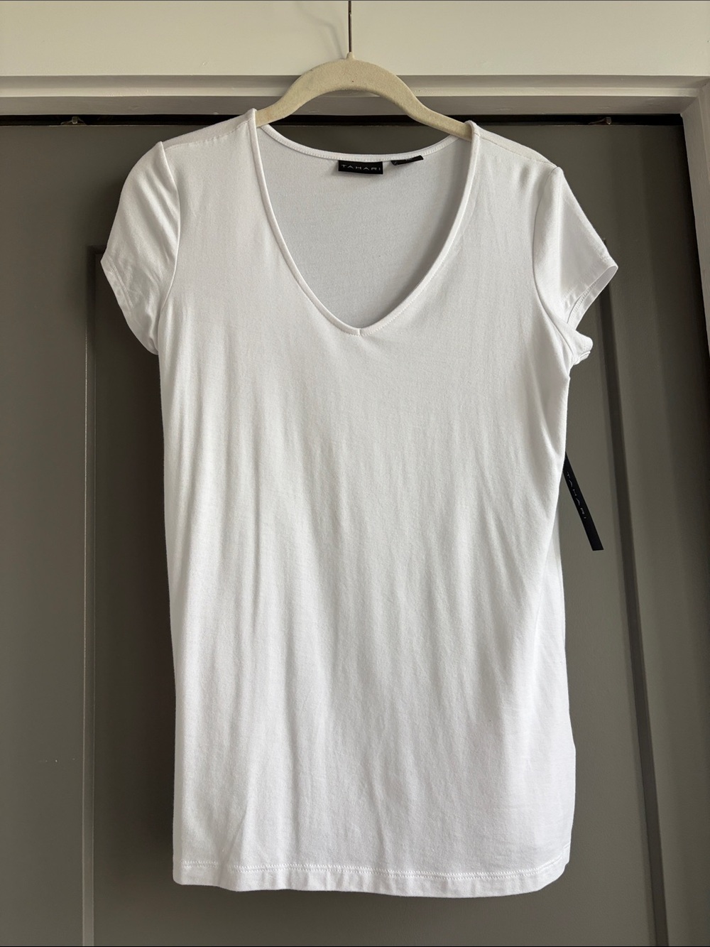 NWT Tahari White Simple Short Sleeve V-Neck Tee
